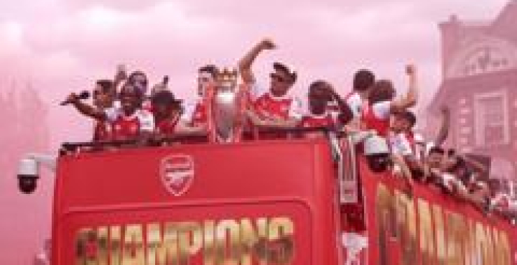 Arsenal fans turn streets red for victory parade